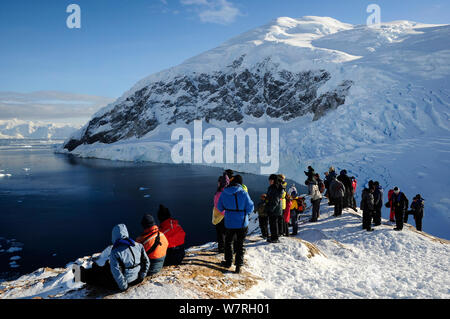 Les touristes à la recherche d'un bout à Neko Harbour, baie Andvord. La péninsule antarctique, l'Antarctique Banque D'Images