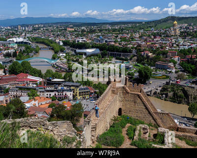 Blick von Festung Narkala auf und Servicecenter Avlabari Friedensbrücke und über den Kura- Mtkwari, Veranstaltungshalle, Präsidentenpalast , Sameba Ka Banque D'Images