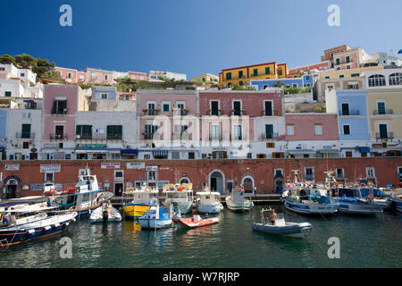 Maisons colorées et à l'intérieur bateau pêcheur du port de Ponza, l'île de Ponza, Italie, Mer Tyrrhénienne, Méditerranée, juillet 2008 Banque D'Images