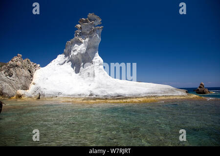 L 'Piana Bianca' une formation rocheuse à l'entrée de la baie, à droite du port, l'île de Ponza, Italie, Mer Tyrrhénienne, Méditerranée, juillet 2008 Banque D'Images