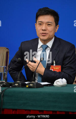 --FILE--Robin Li Yanhong, président-directeur général de Baidu, assiste à une conférence de presse pour la cinquième session de la 12e Comité National de la CCPPC (Chi Banque D'Images