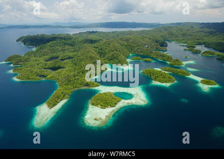 L'île de Gam, NW Peninsula avec marine lacs visibles. Îles Raja Ampat, Papouasie occidentale, en Indonésie. Octobre 2010 Banque D'Images