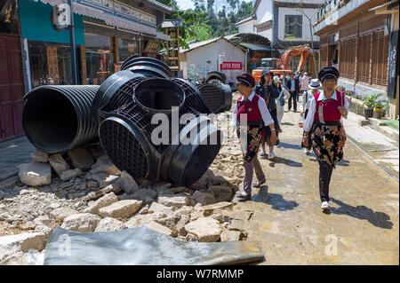 --FILE--Local des résidents chinois et les touristes à pied passé tuyaux d'égout et les connecteurs d'être mis sous terre au cours d'un projet visant à protéger le Lac Erhai en Sh Banque D'Images