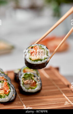Kimbob Gimbap coréen(rouleau) fait à partir de riz blanc vapeur (BAP) et divers autres ingrédients Banque D'Images