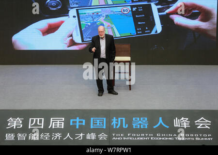 Éditeur et rédacteur irlandais Kevin Kelly parle au cours de la 4ème Chine Robotop et intelligente du sommet économique Talents à Yuyao City en vertu de Ningbo, ea Banque D'Images