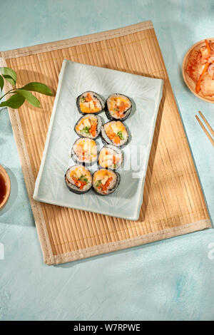 Kimbob Gimbap coréen(rouleau) fait à partir de riz blanc vapeur (BAP) et divers autres ingrédients Banque D'Images