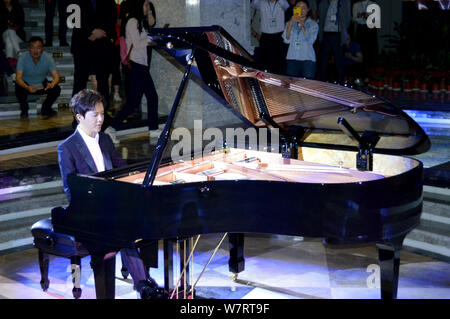 Le pianiste chinois Li Yundi effectue au cours de la cérémonie d'ouverture de son premier piano art gallery à Chongqing, Chine, le 8 mai 2017. Banque D'Images