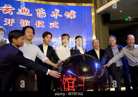 Le pianiste chinois Li Yundi, troisième à gauche, pose au cours de la cérémonie d'ouverture de son premier piano art gallery à Chongqing, Chine, le 8 mai 2017. Banque D'Images