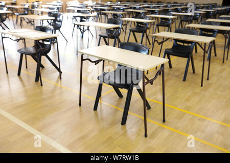 Différentes vues d'une salle d'examen de l'examen ou hall mis en place pour les étudiants prêts à s'asseoir. test de multiples bureaux tables et chaises. L'éducation, l'école, élève Banque D'Images