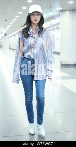 Hong Kong modèle et actrice Angelababy est photographié à l'Aéroport International de Pékin à Beijing, Chine, 14 mai 2017. Angelababy porte un ver Banque D'Images