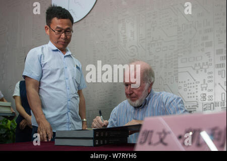 Éditeur et rédacteur irlandais Kevin Kelly, droite, signe un autographe pour un ventilateur à un événement promotionnel pour son nouveau livre 'Silver Cord' à Ningbo City, à l'Est Banque D'Images