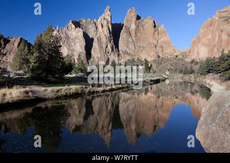 Le Crooked River dans la région de Smith Rocks State Park, Oregon, USA, mai 2013. Banque D'Images