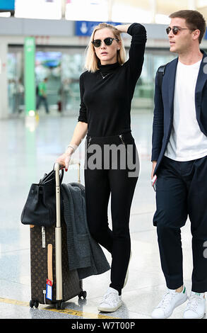 Fiorella Mattheis, gauche, petite amie de la Brazilian soccer player Alexandre Pato de Shanghai Quanjian C.F. est photographié après son arrivée à Beijing le capita Banque D'Images