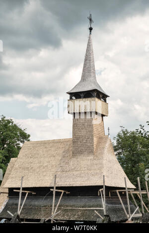 L'église de Ieud Hill, Maramureș, Roumanie (c1620) en cours de réparation. Les bardeaux de toiture en bois doivent être remplacés tous les 25 ans Banque D'Images