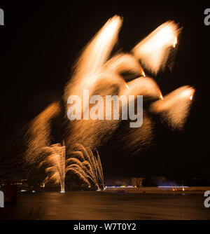 D'artifice dans Arles sur le Rhône, à l'occasion de Marseille étant la capitale européenne de la Culture 2013. Camargue, France, janvier 2013. Banque D'Images