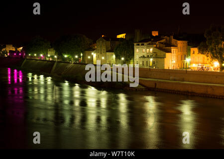 Arles remblai le long du Rhône par nuit, Camargue, France, juillet 2012. Banque D'Images