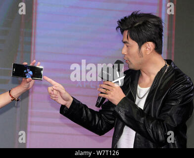 Chanteur taiwanais Jay Chou, droite, prend la parole à un événement promotionnel pour smartphone Sony Xperia à Taipei, Taiwan, le 17 mai 2017. Banque D'Images