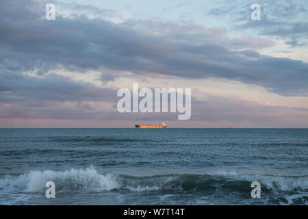 En attente de pétroliers d'entrer dans le port de Marseille, France, novembre 2012. Banque D'Images