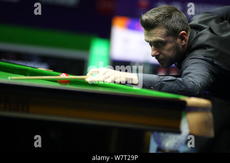 Mark Anthony Selby, d'Angleterre, joue un coup à Ben Woollaston de l'Angleterre au deuxième tour au cours de la 2019 World Snooker Championship International dans la ville de Daqing, province de Heilongjiang, du nord-est de la Chine, le 6 août 2019. Banque D'Images