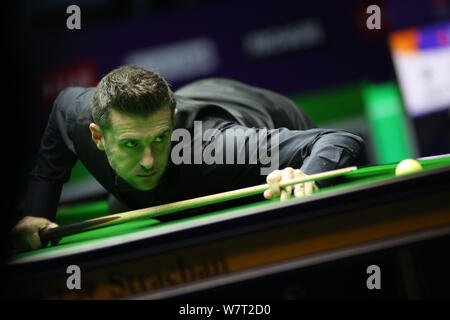 Mark Anthony Selby, d'Angleterre, joue un coup à Ben Woollaston de l'Angleterre au deuxième tour au cours de la 2019 World Snooker Championship International dans la ville de Daqing, province de Heilongjiang, du nord-est de la Chine, le 6 août 2019. Banque D'Images