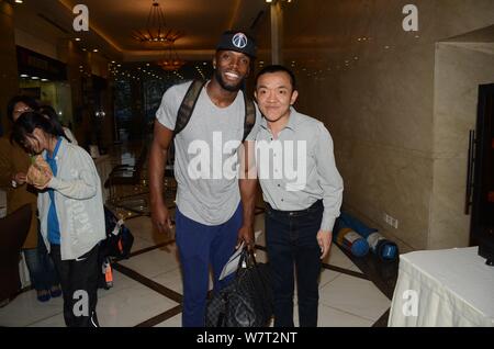 LaShawn Merritt des États-Unis, à gauche, pose avec une fan de l'avant de l'IAAF Diamond League 2017 de Shanghai à Shanghai, Chine, 11 mai 2017. Banque D'Images