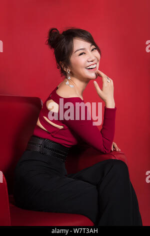 L'actrice chinoise Yan Ni pose pour portrait photos au cours d'un entretien exclusif par Imaginechina à Beijing, Chine, 16 mai 2017. Banque D'Images