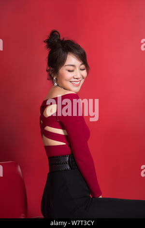 L'actrice chinoise Yan Ni pose pour portrait photos au cours d'un entretien exclusif par Imaginechina à Beijing, Chine, 16 mai 2017. Banque D'Images