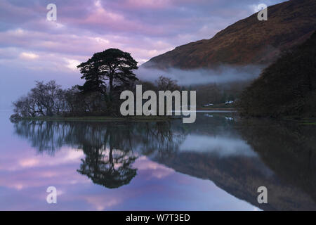 Réflexions sur l'aube Loch Awe, Argyll and Bute, Ecosse, avril 2011. Banque D'Images