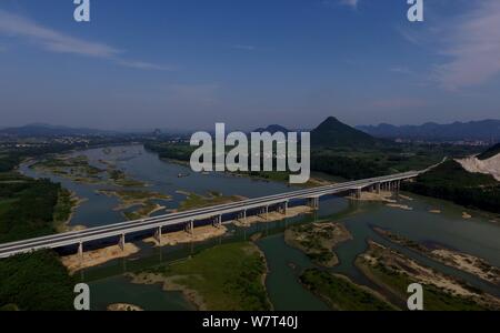 Vue aérienne de l'Dongnuo Sanliu Pont de la voie rapide reliant le comté de Sanjiang et Liuzhou city dans le sud de la Chine, région autonome Zhuang du Guangxi, Banque D'Images