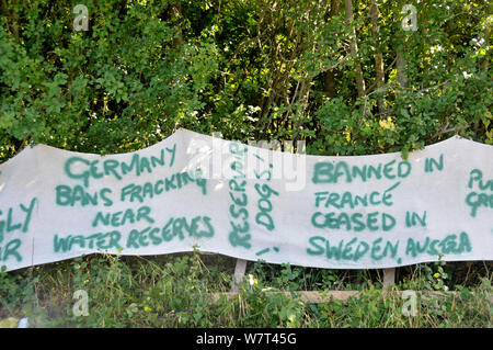 Protestation contre la fracturation hydraulique, signe, Balcombe, West Sussex, Angleterre. 19 août 2013. Banque D'Images