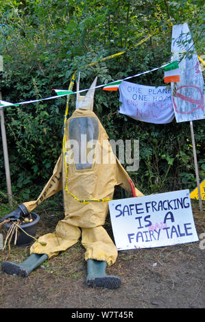 Et chimique avec des signes, l'anti-protestation de fracturation, Balcombe, West Sussex, Angleterre. 19 août 2013. Banque D'Images