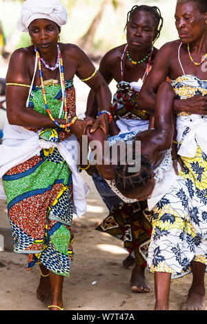 Mami Wata femmes portant femme en transe au cours d'une cérémonie vaudou / Voodoo, Bénin, février 2011. Banque D'Images