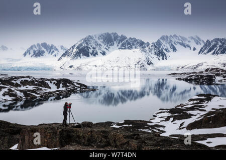 Photographe de paysage de prendre une photo de la vue sur le Liefdefjorden Monacobreen, vers le Glacier, Spitzberg, Svalbard, Norvège, juin 2012. Parution du modèle. Banque D'Images