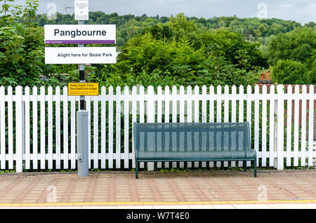 Un banc de métal sur la plate-forme à la gare de Pangbourne dans West Berkshire, Royaume-Uni Banque D'Images