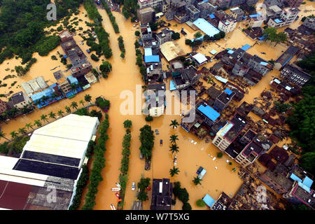 Vue aérienne de zones inondées causées par de fortes pluies dans la ville de Guangzhou, province du Guangdong en Chine du Sud, 7 mai 2017. Près de 7 000 personnes ont être Banque D'Images