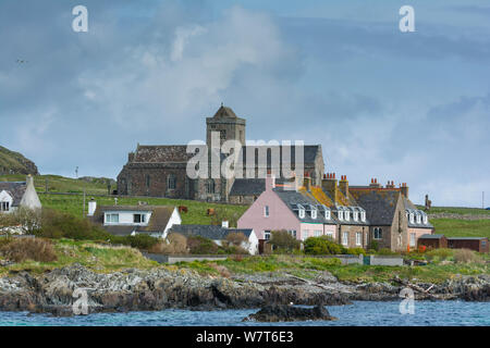 Vue sur l'abbaye d'Iona l'île d'Iona, au large de la côte ouest de Mull, Hébrides intérieures, Écosse, Royaume-Uni, mai 2013. Banque D'Images