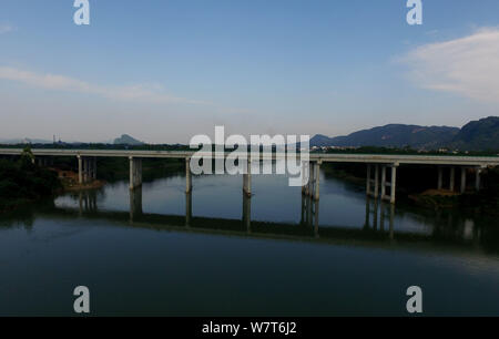 Vue aérienne de l'autoroute reliant le comté de Sanliu Sanjiang et Liuzhou city dans le comté de Liucheng, Liuzhou, Chine du sud ville de Guangxi Zhuang du Autonomou Banque D'Images