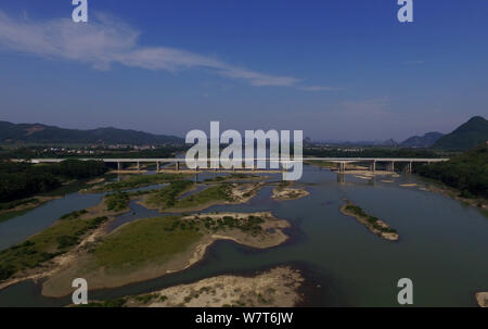 Vue aérienne de l'Dongnuo Sanliu Pont de la voie rapide reliant le comté de Sanjiang et Liuzhou city dans le sud de la Chine, région autonome Zhuang du Guangxi, Banque D'Images