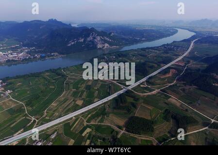 Vue aérienne de l'autoroute reliant le comté de Sanliu Sanjiang et Liuzhou city dans le comté de Liucheng, Liuzhou, Chine du sud ville de Guangxi Zhuang du Autonomou Banque D'Images