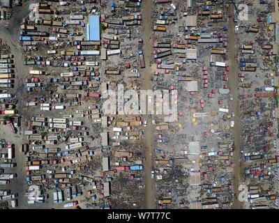 Vue aérienne d'un junkyard entassés avec les véhicules mis au rebut à Lingwu ville, nord-ouest de la Chine, région autonome du Ningxia Hui, 26 mai 2017. Photo aérienne Banque D'Images