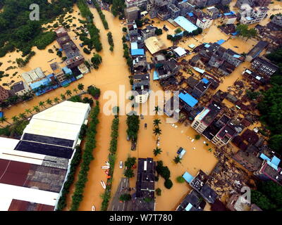 Vue aérienne de zones inondées causées par de fortes pluies dans la ville de Guangzhou, province du Guangdong en Chine du Sud, 7 mai 2017. Près de 7 000 personnes ont être Banque D'Images