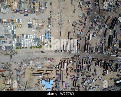 Vue aérienne d'un junkyard entassés avec les véhicules mis au rebut à Lingwu ville, nord-ouest de la Chine, région autonome du Ningxia Hui, 26 mai 2017. Photo aérienne Banque D'Images