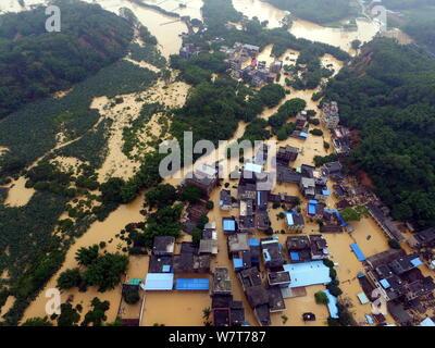 Vue aérienne de zones inondées causées par de fortes pluies dans la ville de Guangzhou, province du Guangdong en Chine du Sud, 7 mai 2017. Près de 7 000 personnes ont être Banque D'Images