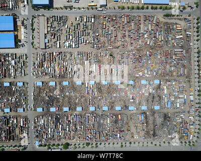 Vue aérienne d'un junkyard entassés avec les véhicules mis au rebut à Lingwu ville, nord-ouest de la Chine, région autonome du Ningxia Hui, 26 mai 2017. Photo aérienne Banque D'Images