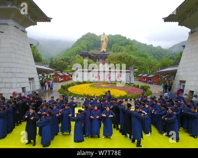 Taoïstes, dans la forme des caractères chinois "Zhi Chi Tai Ji' (signifiant en faveur de tai chi en anglais), sont vus à la montagne Laojun dans Luoyang city Banque D'Images