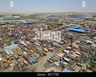 Vue aérienne d'un junkyard entassés avec les véhicules mis au rebut à Lingwu ville, nord-ouest de la Chine, région autonome du Ningxia Hui, 26 mai 2017. Photo aérienne Banque D'Images