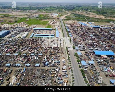 Vue aérienne d'un junkyard entassés avec les véhicules mis au rebut à Lingwu ville, nord-ouest de la Chine, région autonome du Ningxia Hui, 26 mai 2017. Photo aérienne Banque D'Images