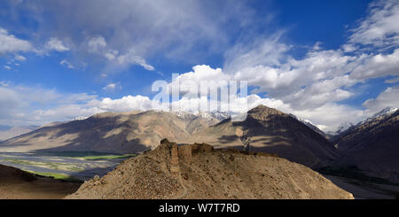 Vue sur la vallée de Wakhan dans les montagnes du Pamir, les ruines de l'Yamchun Fort et la gamme white Hindu Kush en Afghanistan, au Tadjikistan, en Asie centrale Banque D'Images