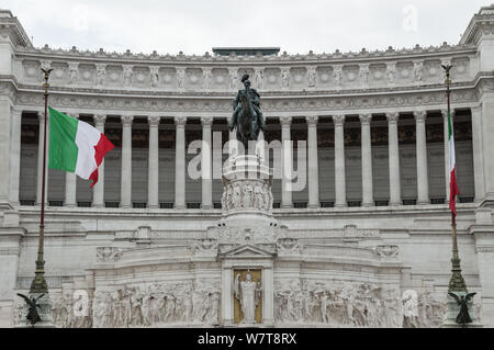 Vue de près horizontal Drapeaux Italien et façade de monument Vittoriano ou également connu sous le nom de Altare della Patria, symbole de l'Union Italienne Banque D'Images