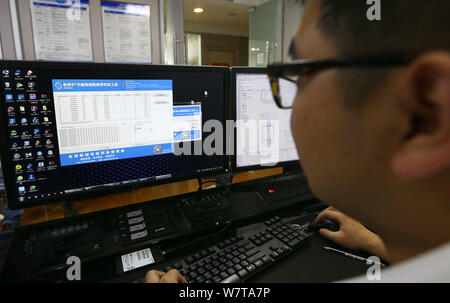 Un ingénieur chinois présente le logiciel pour récupérer les fichiers cryptés par le virus ''WannaCry'' à la clé de secours Laboratoire de la province de Sichuan, en Ch Banque D'Images